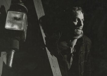 Ως Ρίχαρντ Γκέτνερ στο έργο του Κρίστοφερ Φράι «Το σκοτάδι είναι αρκετά φωτερό» – Εθνικό Θέατρο, 1958 (φωτ.: n-t.gr)