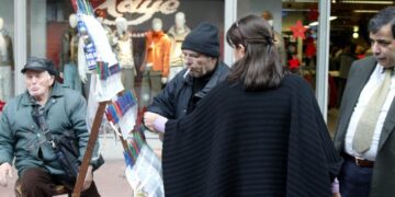 Όσοι επιθυμούν να διεκδικήσουν τα έπαθλα του παιχνιδιού μπορούν να προμηθεύονται τους λαχνούς τους από καταστήματα ΟΠΑΠ και λαχειοπώλες σε όλη την Ελλάδα (φωτ.:ΑΠΕ/ΠΑΝΤΕΛΗΣ ΣΑΪΤΑΣ)