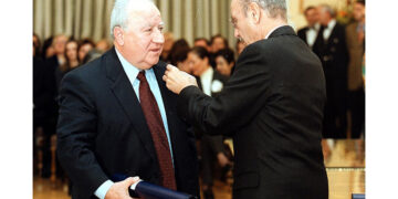 Απονομή τιμητικής διάκρισης από τον Κ. Στεφανόπουλο στον Βασίλη Παπαζάχο (φωτ. αρχείου: ΑΠΕ-ΜΠΕ / Συμέλα Παντζαρτζή)