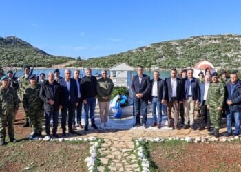 Στεφάνι στο μνημείο της κυράς της Ρω, Δέσποινας Αχλαδιώτη, κατέθεσε η αντιπροσωπεία της ΕΝΠΕ (φωτ.: Ένωση Περιφερειών Ελλάδος)