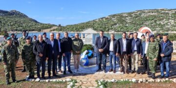 Στεφάνι στο μνημείο της κυράς της Ρω, Δέσποινας Αχλαδιώτη, κατέθεσε η αντιπροσωπεία της ΕΝΠΕ (φωτ.: Ένωση Περιφερειών Ελλάδος)