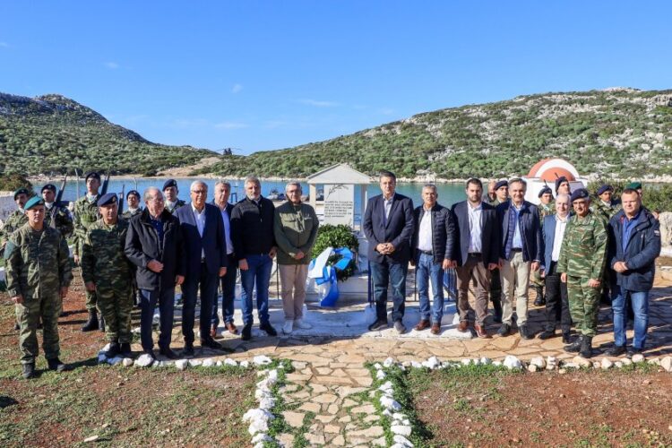 Στεφάνι στο μνημείο της κυράς της Ρω, Δέσποινας Αχλαδιώτη, κατέθεσε η αντιπροσωπεία της ΕΝΠΕ (φωτ.: Ένωση Περιφερειών Ελλάδος)