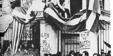 Η πύλη του Πολυτεχνείου όπου διακρίνονται τα συνθήματα του τότε φοιτητή και καλλιτέχνη Γιάννη Καΐλη