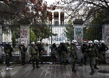 ΜΑΤ έξω από τις κλειστές πόρτες του Πολυτεχνείου (φωτ.: 
EUROKINISSI / Στέλιος Μισίνας)