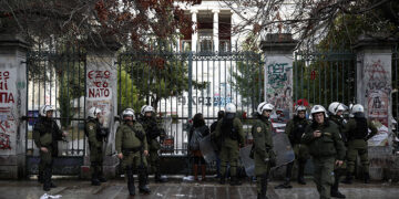 ΜΑΤ έξω από τις κλειστές πόρτες του Πολυτεχνείου (φωτ.: 
EUROKINISSI / Στέλιος Μισίνας)