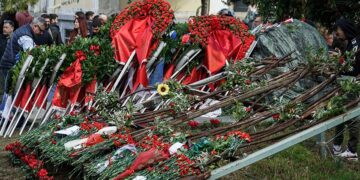 Η πύλη του Πολυτεχνείου, σημείο προσκυνήματος (φωτ.: EUROKINISSI / Γιώργος Κονταρίνης)