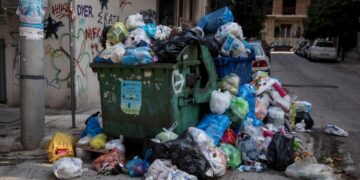 Οι εργαζόμενοι καταγγέλλουν ότι έχουν σημειωθεί μεγάλες καθυστερήσεις στην προμήθεια μέσων ατομικής προστασίας, αλλά η διοίκηση του δήμου υποστηρίζει ότι θα παραδοθούν αρχές Ιανουαρίου (φωτ.: Eurokinissi/Γιάννης Παναγόπουλος)