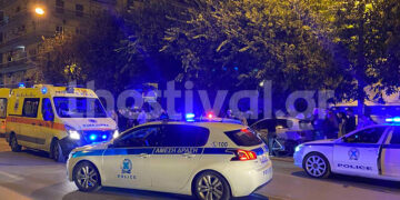 Ασθενοφόρο και περιπολικά στο ύψος της Καμάρας, στη Θεσσαλονίκη (φωτ.: Thestival)