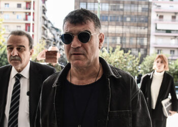 Ο Κώστας Βαξεβάνης στον Άρειο Πάγο συνοδευόμενος από τον δικηγόρο του Γιάννη Μαντζουράνη 
(φωτ.: EUROKINISSI / Τατιάνα Μπόλαρη)