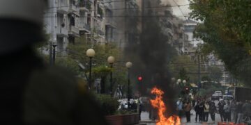 Φωτιά σε κάδους απορριμμάτων από αγνώστους στην οδό Πατησίων έξω από την ΑΣΟΕΕ, Τετάρτη 14 Δεκεμβρίου 2022. (Φωτ.: Eurokinissi/Μιχάλης Καραγιάννης)