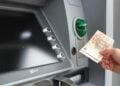 Ανάληψη χρημάτων από ΑΤΜ (φωτ: pixabay.com / PePeggy_Marco)