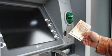 Ανάληψη χρημάτων από ΑΤΜ (φωτ: pixabay.com / PePeggy_Marco)