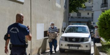 Εικόνα από την μεταγωγή του πρώην αντιδημάρχου Ζίτσας στον εισαγγελέα Ιωαννίνων, τον περασμένο Αύγουστο (φωτ.: Λεωνίδας Μπακόλας / EUROKINISSI)