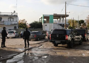 Εικόνα από την αστυνομική επιχείρηση σε καταυλισμούς Ρομά, στη δυτική Αττική, που βρίσκεται σε εξέλιξη (φωτ.: Γιάννης Παναγόπουλος/EUROKINISSI)