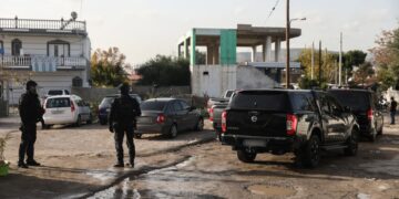 Εικόνα από την αστυνομική επιχείρηση σε καταυλισμούς Ρομά, στη δυτική Αττική, που βρίσκεται σε εξέλιξη (φωτ.: Γιάννης Παναγόπουλος/EUROKINISSI)