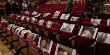 Φωτογραφίες θυμάτων στις θέσεις του ακροατηρίου έβαλαν συγγενείς στη δίκη για τη φονική πυρκαγιά στο Μάτι Πέμπτη 8 Δεκεμβρίου 2022 (φωτ. αρχείου: Eurokinissi / Κώστας Τζούμας)