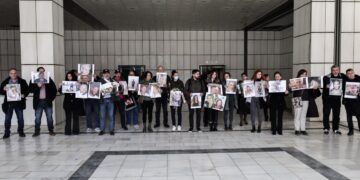 Συγγενείς των θυμάτων της πυρκαγιάς στο Μάτι κρατούν φωτογραφίες των ανθρώπων που χάθηκαν έξω από την αίθουσα όπου διεξάγεται η δίκη. Πέμπτη 8 Δεκεμβρίου 2022.(Φωτ.: Eurokinissi/Κώστας Τζούμας)