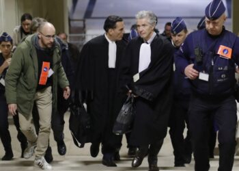 Ο Αντρέ Ριζόπουλος και ο Μιχάλης Δημητρακόπουλος, συνήγοροι της Εύας Καϊλή, την ημέρα της ακροαματικής διαδικασίας στο βελγικό δικαστήριο (φωτ.: EPA/Olivier Hoslet)