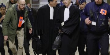 Ο Αντρέ Ριζόπουλος και ο Μιχάλης Δημητρακόπουλος, συνήγοροι της Εύας Καϊλή, την ημέρα της ακροαματικής διαδικασίας στο βελγικό δικαστήριο (φωτ.: EPA/Olivier Hoslet)