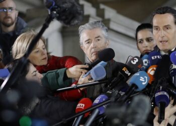 Ο συνήγορος της Εύας Καϊλή Μιχάλης Δημητρακόπουλος κάνει δηλώσεις σε δημοσιογράφους στις Βρυξέλλες μετά την απόφαση της Βελγικής Δικαιοσύνης να παραμείνει προφυλακισμένη (Φωτ.: EPA/Olivier Hoslet)