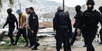 Επιχείρηση της Ελληνικής Αστυνομίας  σε καταυλισμό Ρομά στα Νεόκτιστα Ασπροπύργου
(φωτ.: EUROKINISSI / Μιχάλης Καραγιάννης)