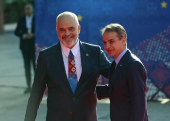 Ο Αλβανός πρωθυπουργός Έντι Ράμα με τον Κυριάκο Μητσοτάκη στα Τίρανα, στις αρχές Δεκεμβρίου (φωτ.: EPA / Malton Dibra)