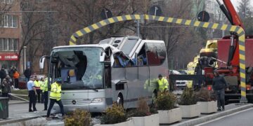 Το μοιραίο λεωφορείο που μετέφερε Έλληνες τουρίστες μετά την πρόσκρουση σε μεταλλικό πλαίσιο στο Βουκουρέστι που είχε σαν αποτέλεσμα ένας επιβάτης να χάσει τη ζωή του και άλλοι τρεις να τραυματισθούν σοβαρά (Φωτ.: EPA/Robert Ghement)