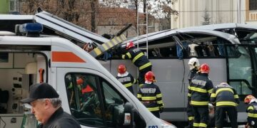 Ρουμάνοι πυροσβέστες ερευνούν για τυχόν εγκλωβισμένους στο μοιραίο πούλμαν που μετέφερε Έλληνες τουρίστες μετά το τροχαίο που σημειώθηκε στο Βουκουρέστι με έναν νεκρό και τρεις τραυματίες που νοσηλεύονται σε σοβαρή κατάσταση (Φωτ.: facebook.com/floriantudor.ivan)