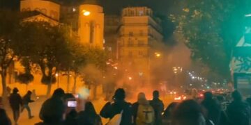 Επεισόδια στην Καμάρα μετά από πορεία διαμαρτυρίας  αντιεξουσιαστών για τον πυροβολισμό που δέχθηκε από αστυνομικό 16χρονος Ρομά (Πηγή φωτ.: thestival.gr)