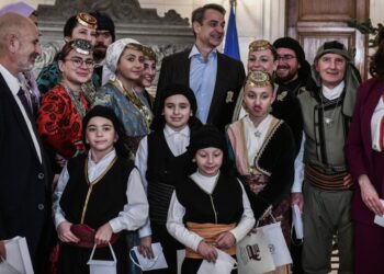 Χριστουγεννιάτικα κάλαντα στον πρωθυπουργό Κυριάκο Μητσοτάκη από την Εύξεινο Λέσχη Ποντίων Νάουσας, Σάββατο 24 Δεκεμβρίου 2022. (Φωτ.: Eurokinissi/Τατιάνα Μπόλαρη)
