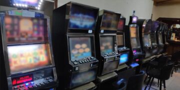 «Φρουτάκια» σε παράνομο μίνι καζίνο στην Αττική που εντοπίστηκε από την Αστυνομία (Φωτ.: astynomia.gr)