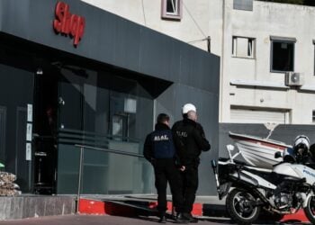Πυροβολισμοί έξω από πρατήριο υγρών καυσίμων στη Λεωφόρο Λαυρίου, Δευτέρα 26 Δεκεμβρίου 2022. (Φωτ.: Eurokinissi/Τατιάνα Μπόλαρη)