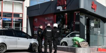 Άνδρες της ομάδας ΔΙΑΣ σε πρατήριο υγρών καυσίμων στα Λεωφόρο Λαυρίου μετά από επεισόδιο με πυροβολισμούς (Φωτ.: Eurokinissi/Τατιάνα Μπόλαρη)