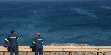 Ασθενοφόρο σε επιφυλακή μετά την πτώση μονοκινητήριου αεροσκάφους στη θάλασσα στο Ηράκλειο Κρήτης, κοντά στο Κακό Όρος, Πέμπτη 15 Δεκεμβρίου 2022. (Φωτ.: Eurokinissi/Στέφανος Ραπάνης)