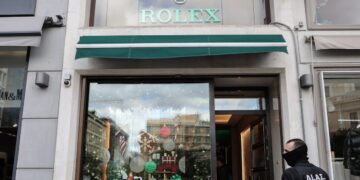 Αστυνομικός έξω από το κατάστημα της Rolex στο κέντρο της Αθήνας στο οποίο σημειώθηκε ένοπλη ληστεία, Τρίτη 20 Δεκεμβρίου 2022. (Φωτ.: Eurokinissi/Βασίλης Ρεμπάπης)