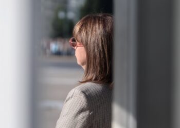 Η ΠτΔ Κατερίνα Σακελλαροπούλου στο Μνημείο του Άγνωστου Στρατιώτη στην αλλαγή της Προεδρικής Φρουράς. Κυριακή 18 Δεκεμβρίου 2022 (Φωτ.: Eurokinissi/Κώστας Τζούμας)