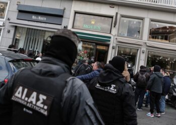 Αστυνομικοί της ομάδας ΔΙΑΣ έξω από το κατάστημα της Rolex στην Αθήνα μετά τη ληστεία που σημειώθηκε, Τρίτη 20 Δεκεμβρίου 2022 (Φωτ. : Eurokinissi/Βασίλης Ρεμπάπης)