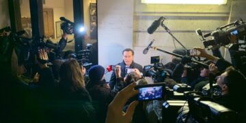 Ο συνήγορος της Εύας Καϊλή Μιχάλης Δημητρακόπουλος κάνει δηλώσεις στους δημοσιογράφους (Φωτ. αρχείου: twitter.com/alexanderbakker)