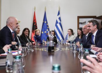 Στιγμιότυπο από τις συνομιλίες του Κυριάκου Μητσοτάκη με τον Έντι Ράμα, τους υπουργούς Εξωτερικών και άλλους υπουργούς της αλβανικής κυβέρνησης, στα Τίρανα (φωτ.: Γρ. Τύπου Πρωθυπουργού)