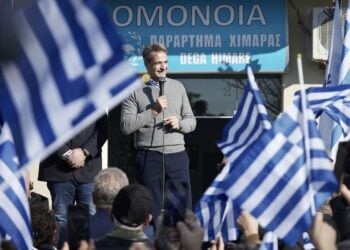 Ο Κύριάκος Μητσοτάκης έτυχε ιδιαίτερα θερμής υποδοχής από τους Έλληνες στη Χειμάρρα (φωτ. Γραφείο Τύπου Πρωθυπουργού)