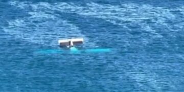 Το μονοκινητήριο αεροσκάφος που κατέπεσε στη θαλάσσια περιοχή του Κακού Όρους στο Ηράκλειο βυθίζεται (Πηγή φωτ.: youtube.com/@HellenicCoastguard)