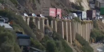 Εκτροπή της κυκλοφορίας στην παλαιά Εθνική Οδό Αθηνών-Κορίνθου (Φωτ.: ertnews.gr/video)
