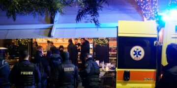 Ασθενοφόρο και αστυνομικοί έξω από το καφέ-μπαρ στην πλατεία της Νέας Σμύρνης λίγο μετά την εκτέλεση δυο ανδρών αλβανικής καταγωγής (φωτ.: EUROKINISSI / Γιώργος Κονταρίνης)