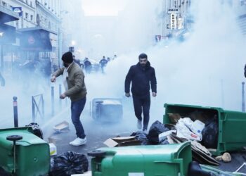 Επεισόδια μεταξύ Κούρδων διαδηλωτών και αστυνομίας στο κέντρο του Παρισιού μετά την φονική επίθεση σε κουρδικό πολιτιστικό κέντρο (Φωτ.: EPA/Tereza Suarez)