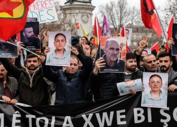 Κούρδοι διαδηλωτές κρατούν φωτογραφίες των τριών θυμάτων της φονικής επίθεσης που σημειώθηκε χθες έξω από ένα κοινοτικό κέντρο των Κούρδων του Παρισιού (Φωτ.: EPA/Teresa Suarez)