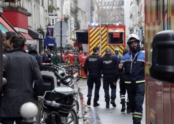 Αστυνομικοί στο σημείο της επίθεσης ενόπλου στο κουρδικό πολιτιστικό κέντρο Ahmet Kaya και σε γειτονικό κουρδικό καφέ στο 10ο διαμέρισμα του Παρισιού που είχε σαν αποτέλεσμα το θάνατο τριών ανθρώπων (Φωτ.: EPA/Teresa Suarez)