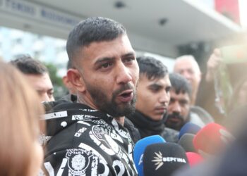 Στιγμιότυπο από τη συγκέντρωση που έγινε, το μεσημέρι, έξω από το Ιπποκράτειο Νοσοκομείο Θεσσαλονίκης όπου νοσηλεύεται ο 16χρονος Ρομά (πηγή: Βασίλης Βερβερίδης/ ΜΟΤΙΟΝ ΤΕΑΜ)