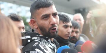 Στιγμιότυπο από τη συγκέντρωση που έγινε, το μεσημέρι, έξω από το Ιπποκράτειο Νοσοκομείο Θεσσαλονίκης όπου νοσηλεύεται ο 16χρονος Ρομά (πηγή: Βασίλης Βερβερίδης/ ΜΟΤΙΟΝ ΤΕΑΜ)