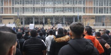 Ρομά διαμαρτύρονται έξω από τα δικαστήρια της Θεσσαλονίκης την ώρα που απολογείται ο 34χρονος αστυνομικός ο οποίος κατηγορείται για τον θανάσιμο πυροβολισμό του 16χρονου Κώστα Φραγκούλη κατά τη διάρκεια καταδίωξης (Φωτ.: MotionTeam/Κώστας Βερβερίδης)