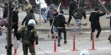 Επεισόδια έξω από τα δικαστήρια της Θεσσαλονίκης από συγκεντρωμένους Ρομά, συγγενείς του 16χρονου, που δέχθηκε πυροβολισμό από αστυνομικό στο κεφάλι και νοσηλεύεται σε κρίσιμη κατάσταση, Τρίτη 6 Δεκεμβρίου 2022. (Φωτ.: MotionTeam/Βασίλης Βερβερίδης)